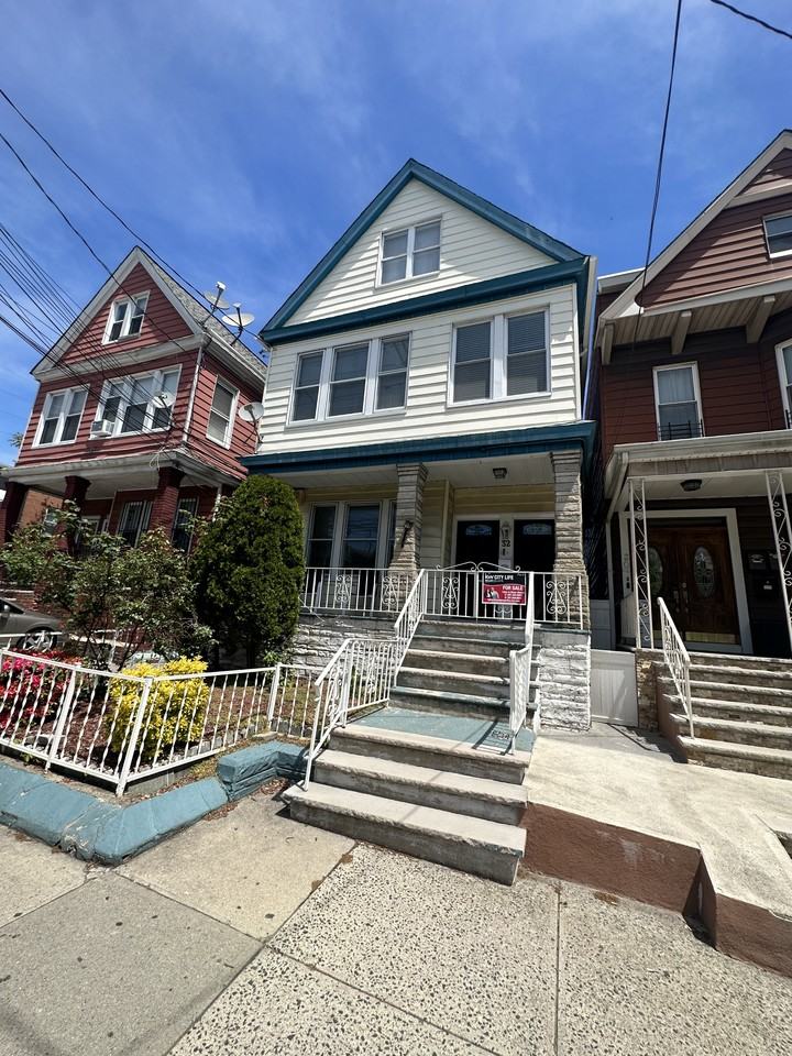 32 Danforth Ave 2, Jersey City, NJ 07305 3 Bedroom Apartment for