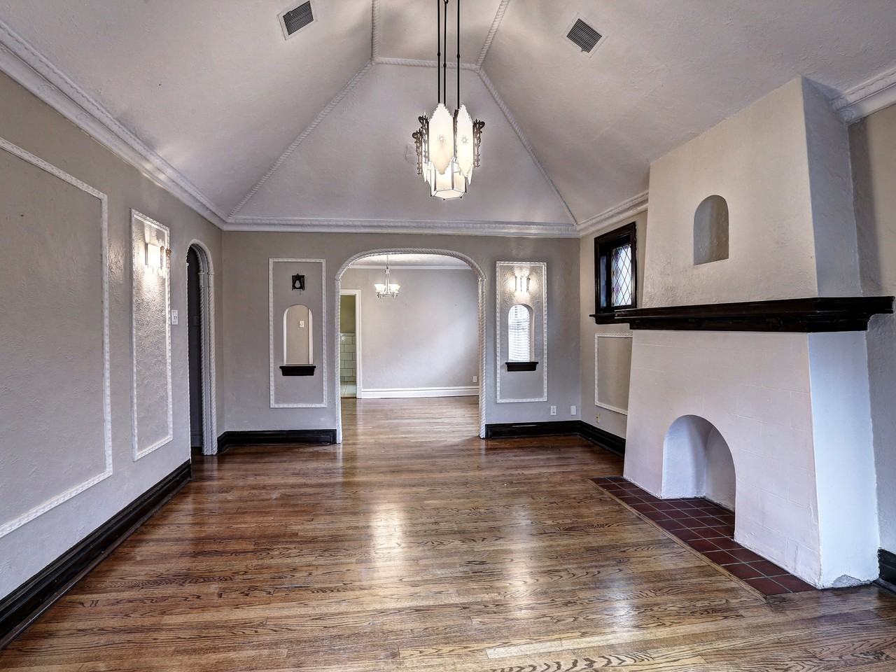 322 S Hanley Rd 2S, Clayton, MO 63105 2 Bedroom Condo for 1,750/month