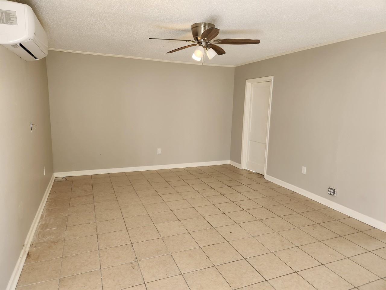 522 1/2 W 35th St #1 - Photo 2 of 7