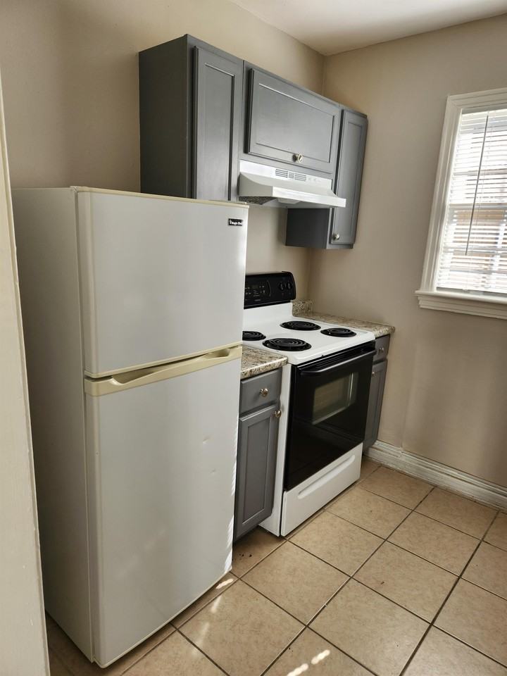 522 1/2 W 35th St #1 - Photo 3 of 7