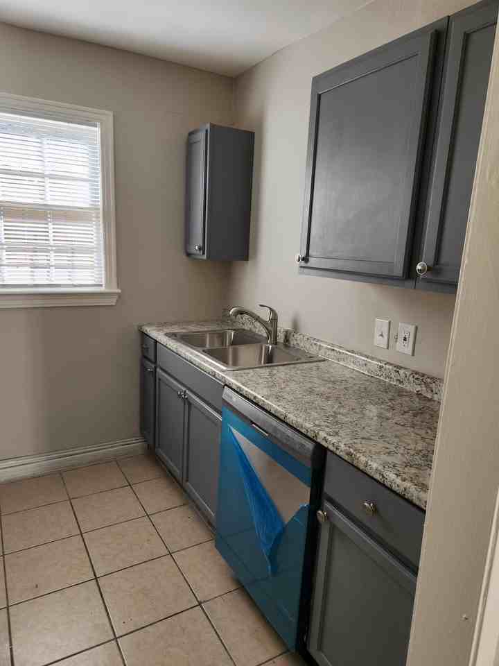 522 1/2 W 35th St #1 - Photo 4 of 7