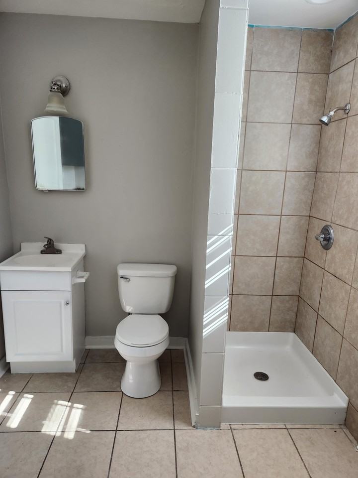 522 1/2 W 35th St #1 - Photo 5 of 7