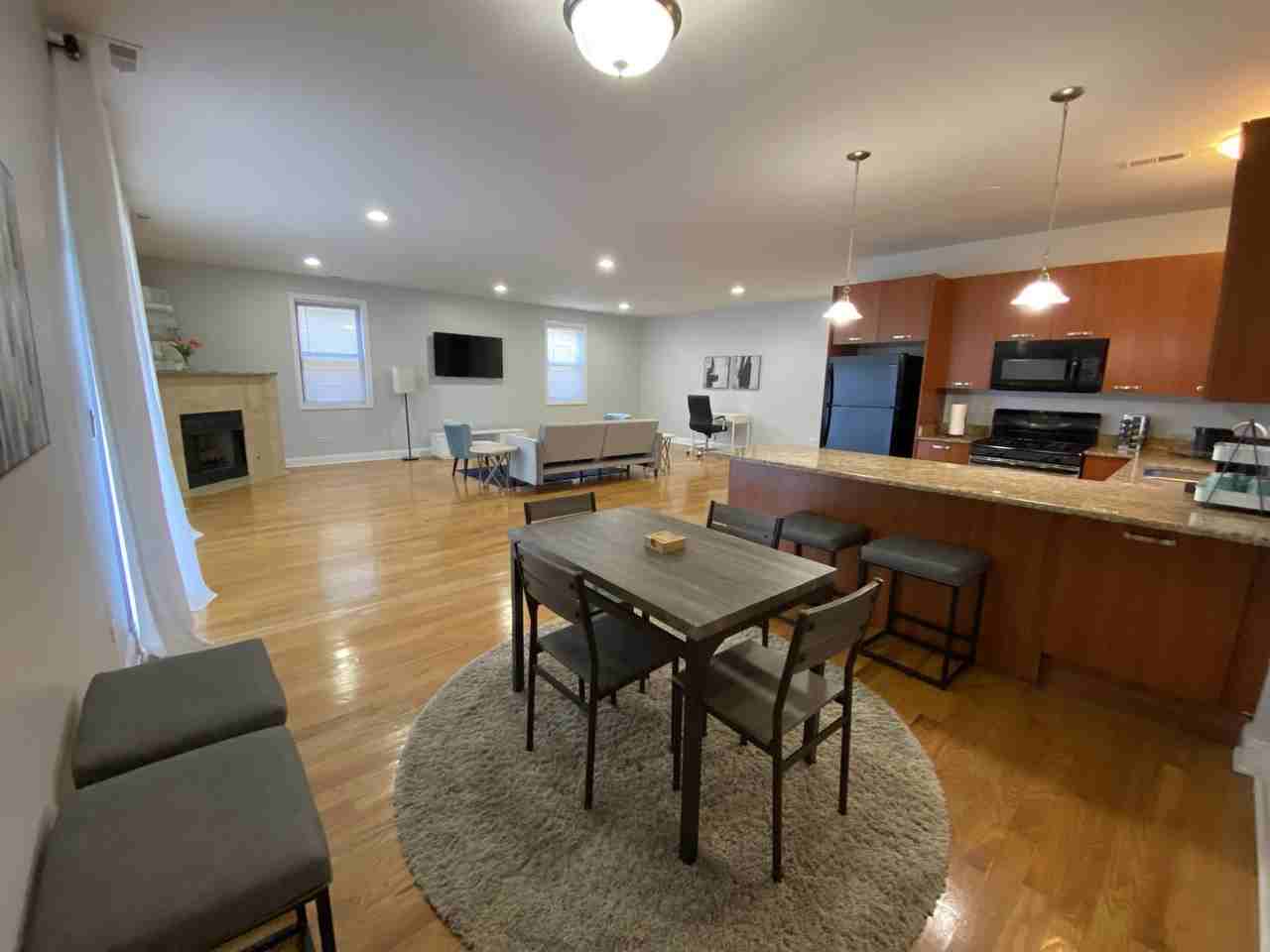 425 E 42nd St #2 - Photo 4 of 18