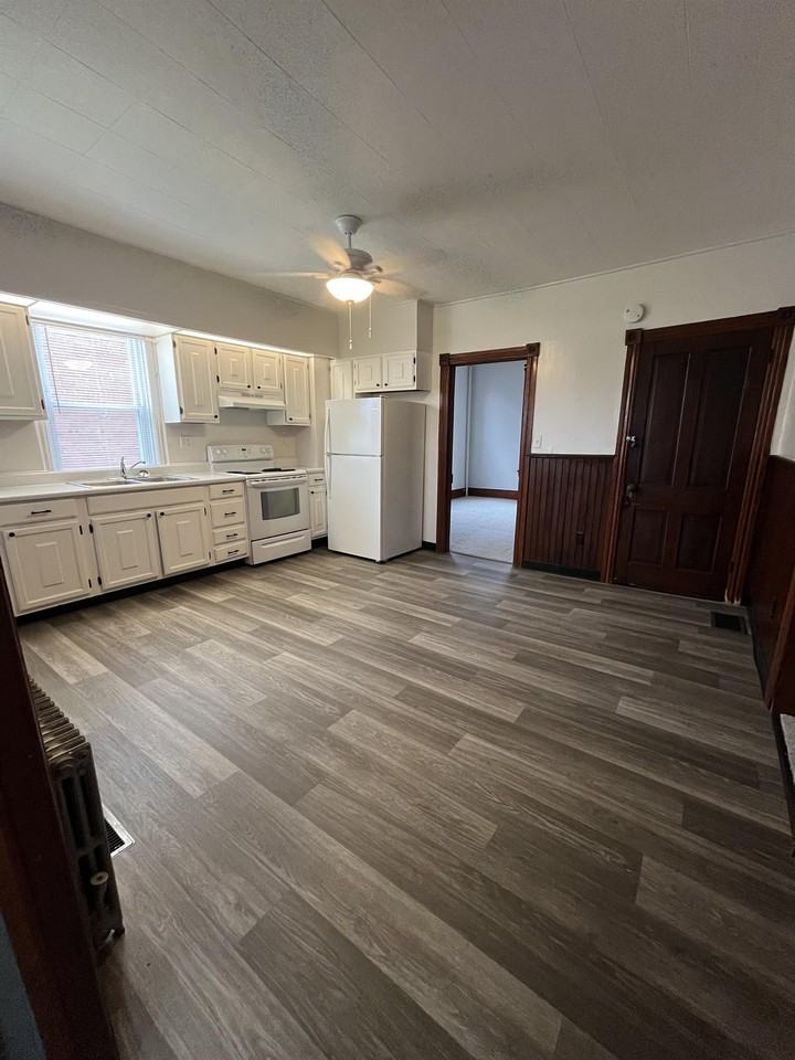 18 E Main St #B - Photo 3 of 12