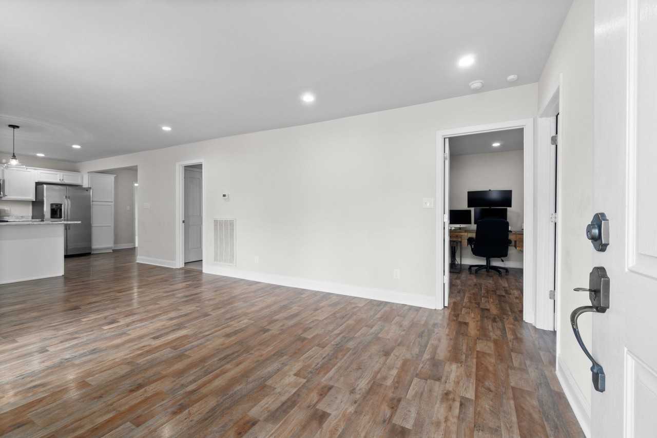 370 Rossview Rd #1 - Photo 5 of 28