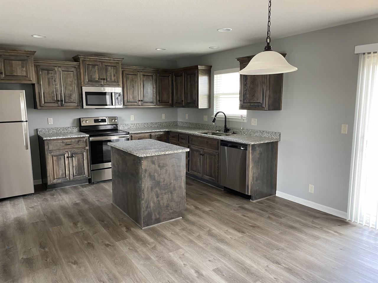 705 Sw Powell Dr - Photo 2 of 9