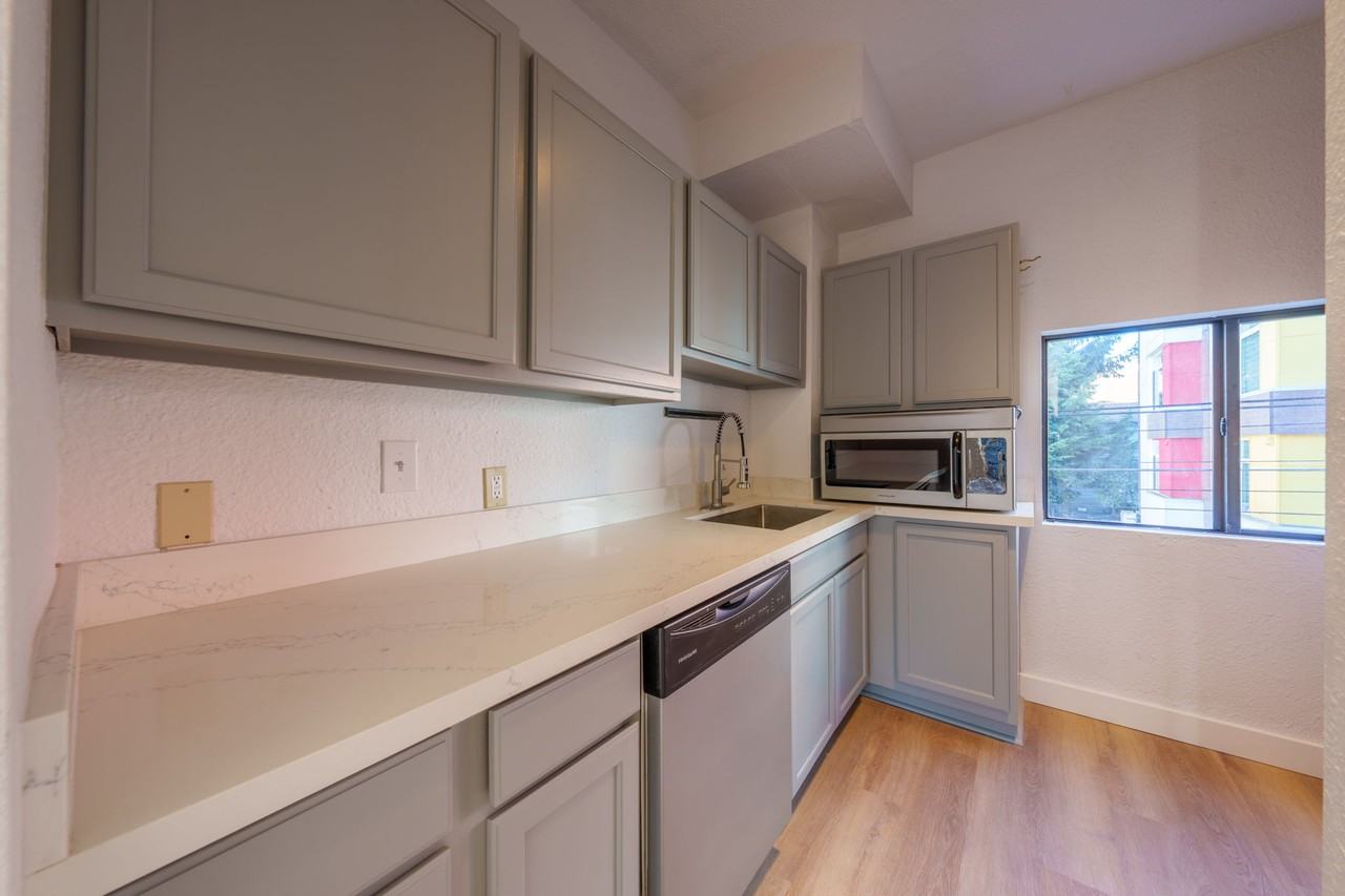 404 21st Ave #B - Photo 2 of 22