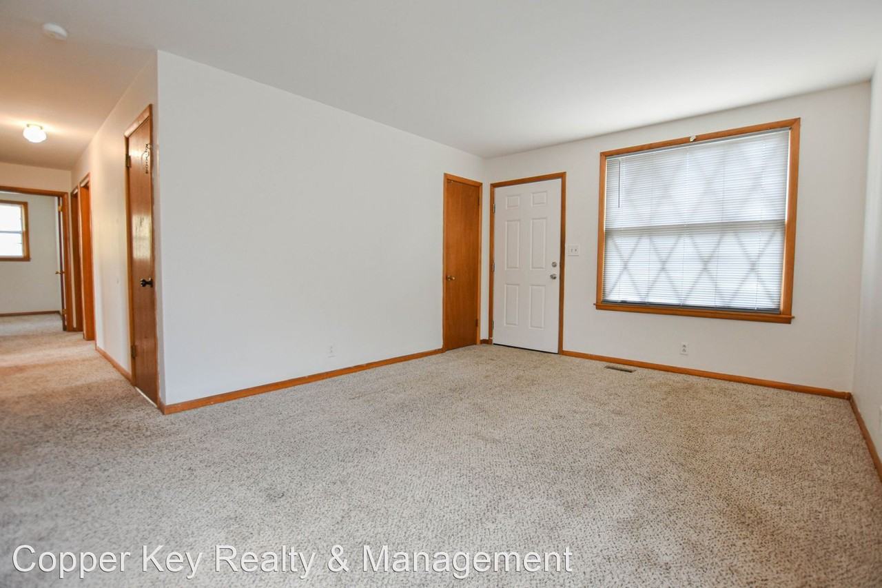 447 Circle Dr - Photo 2 of 19