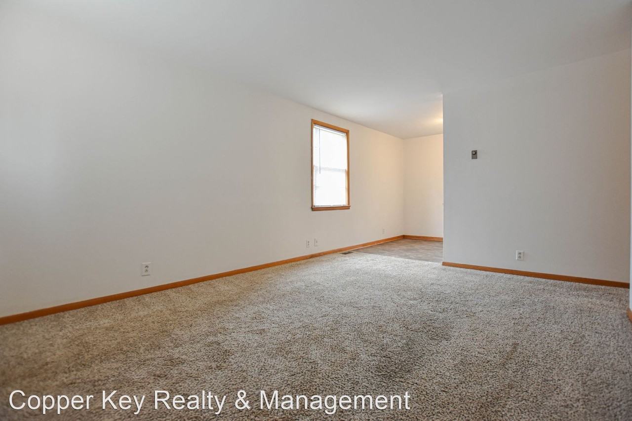 447 Circle Dr - Photo 3 of 19