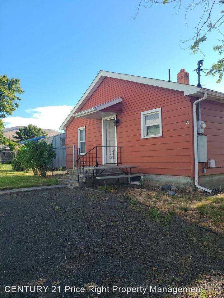 704 29th Street N - Photo 3 of 8