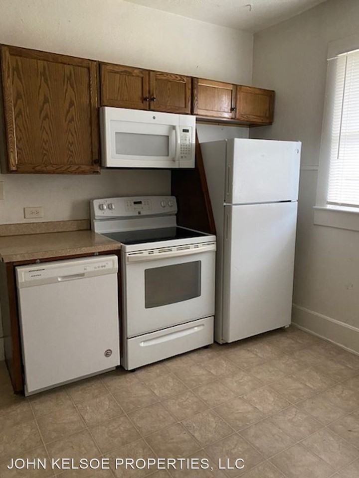 313 E Lloyd St - Photo 3 of 3