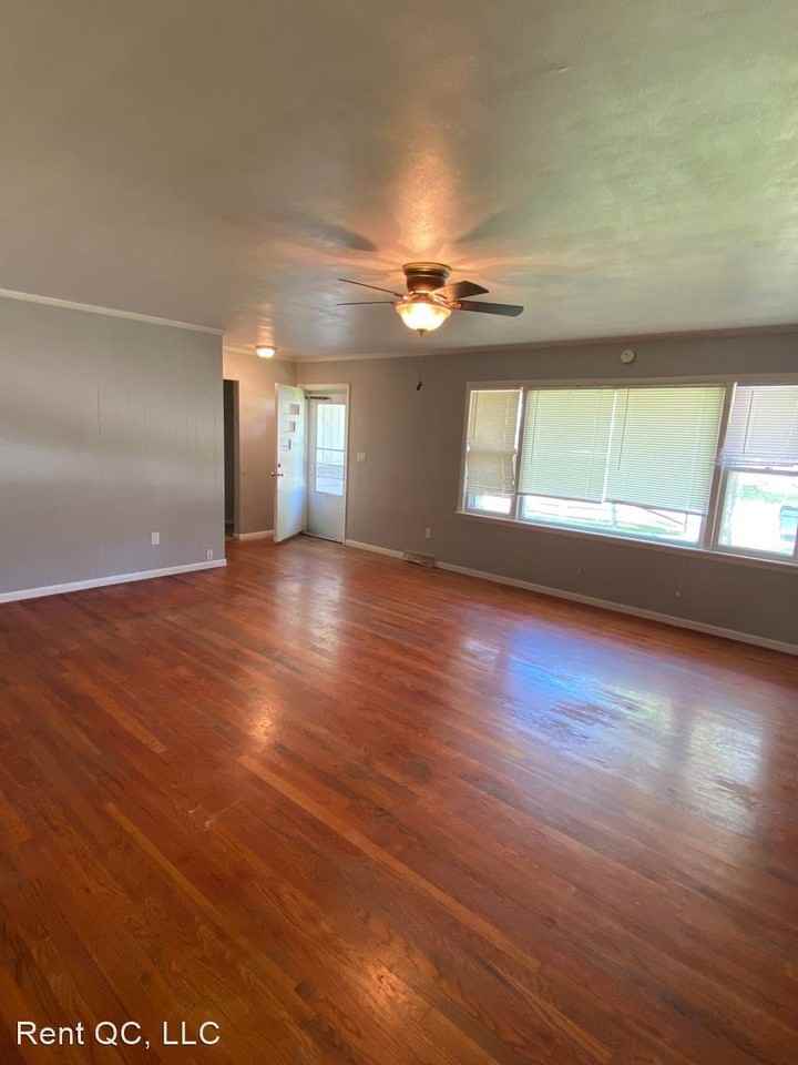 2037 N Ohio Ave - Photo 2 of 13