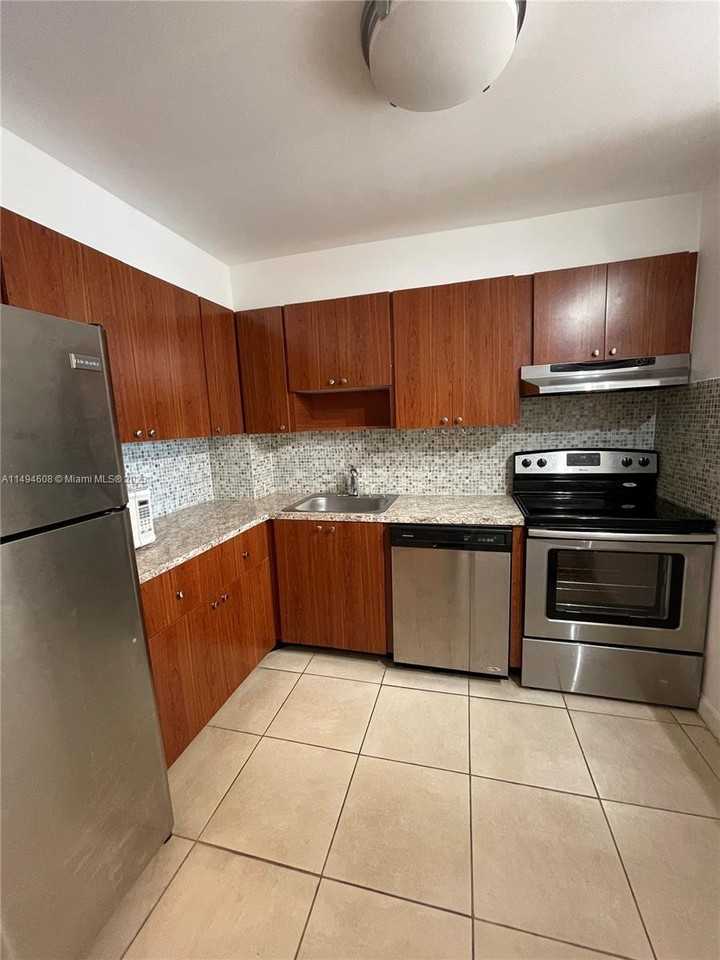 16851 Ne 23rd Ave - Photo 2 of 8
