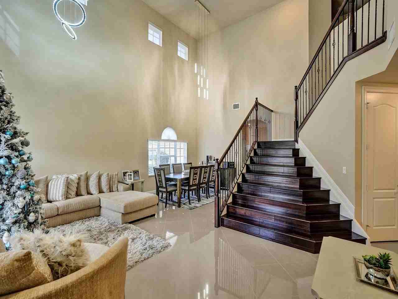 10111 Edgewater Ct - Photo 2 of 8