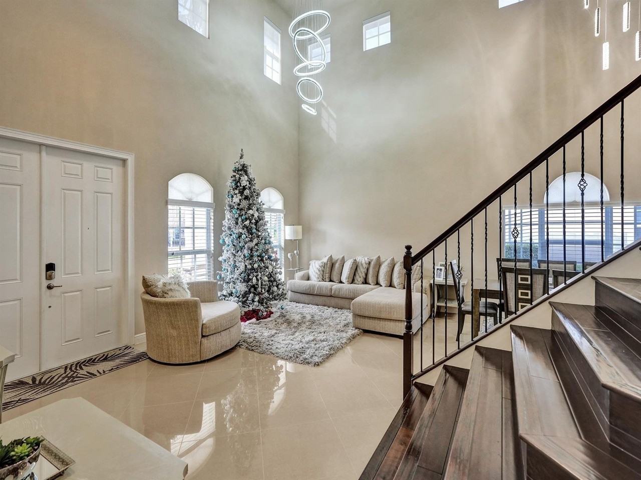 10111 Edgewater Ct - Photo 3 of 8