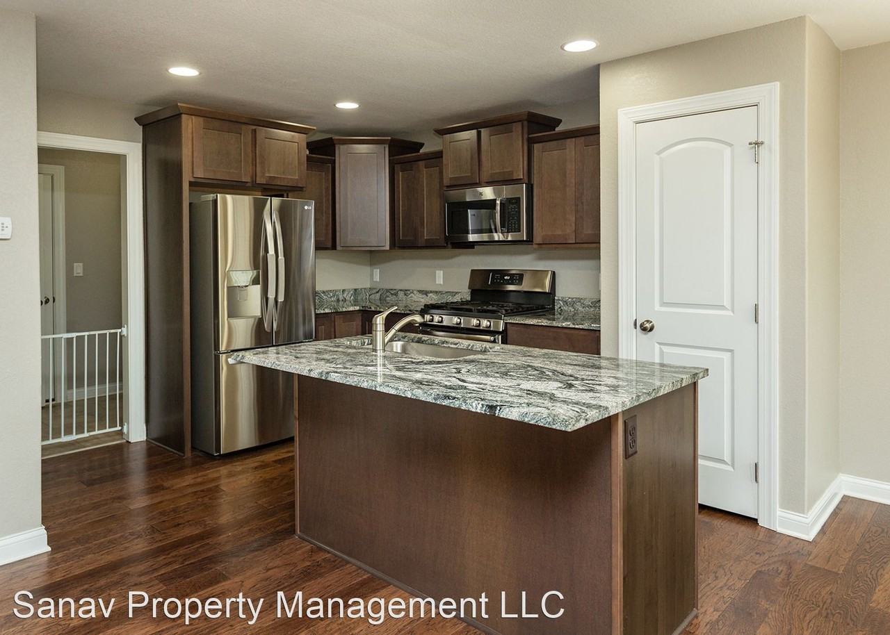 303 Marie Ave - Photo 3 of 33