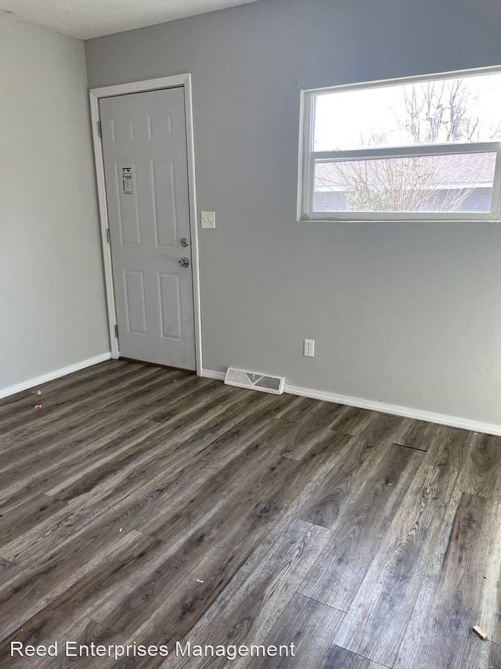 401 W. Evergreen St. - Photo 2 of 6