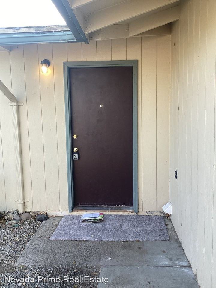 1225 Newlands Dr W - Photo 2 of 13