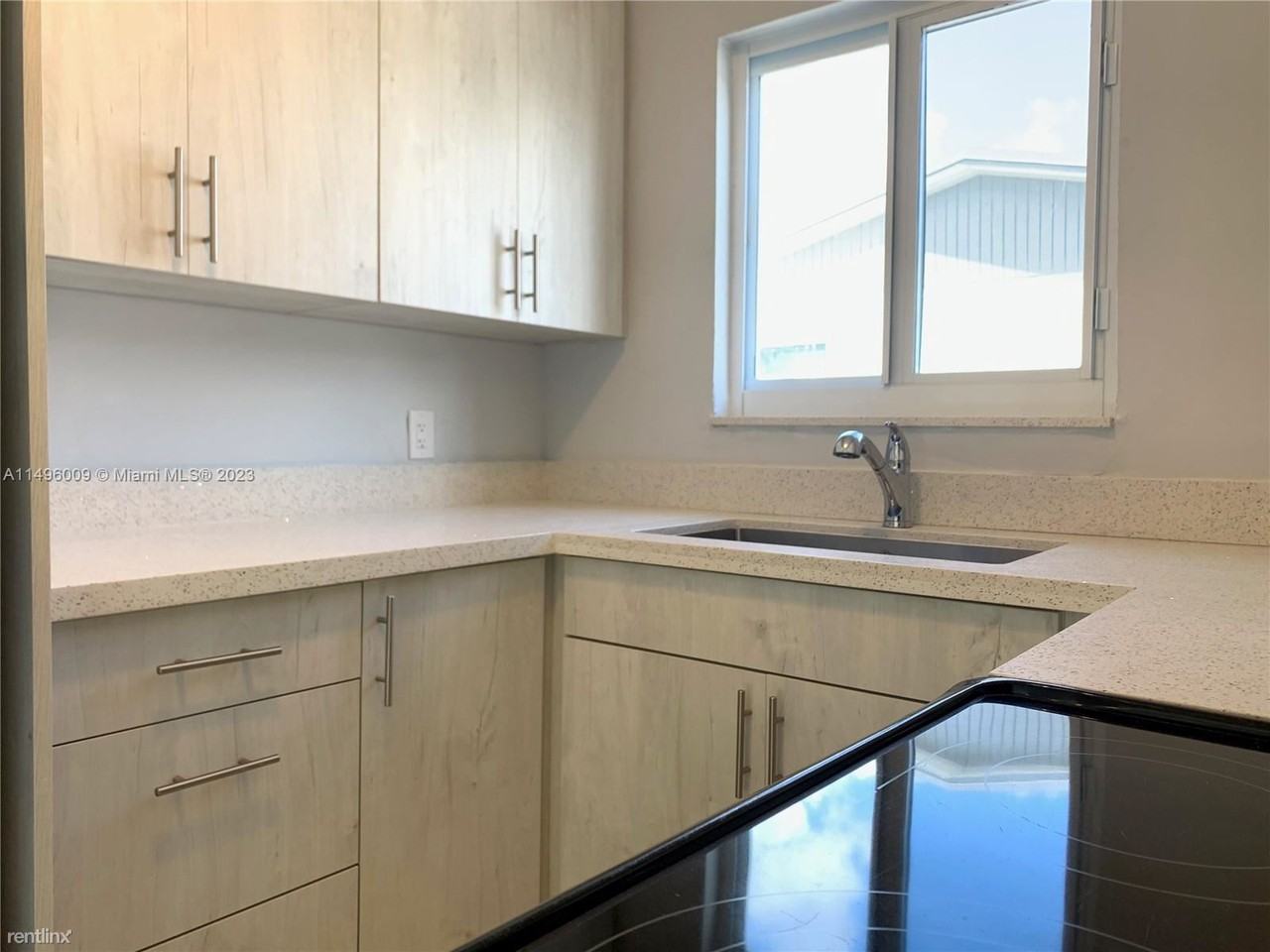 1370 Sw 5th Ave - Photo 3 of 13