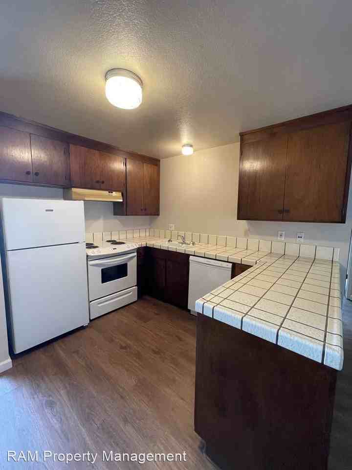 1040 Caputo Ct - Photo 3 of 8