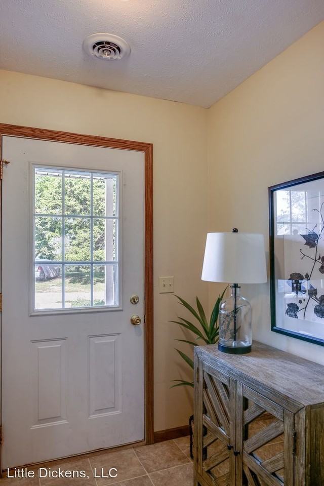 906 S 1st St - Photo 2 of 30