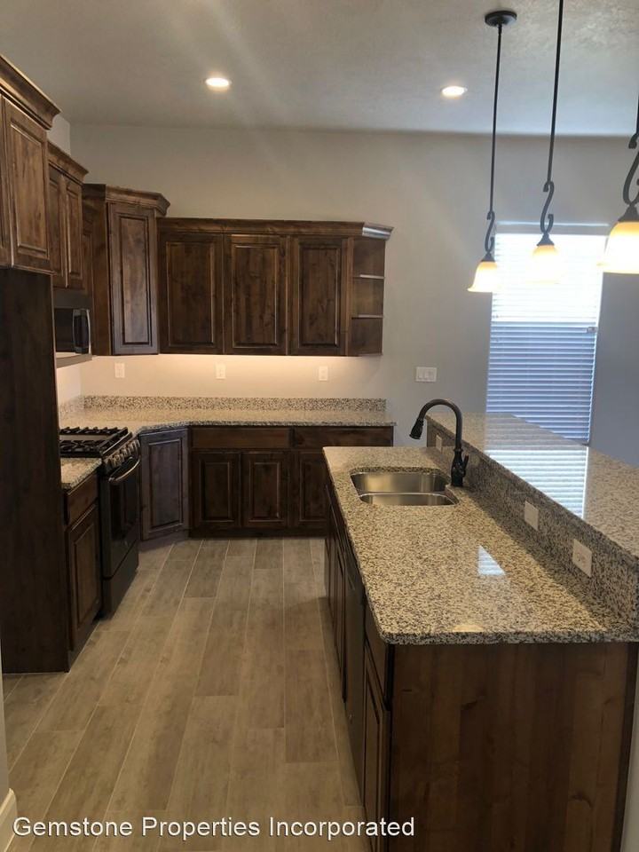 2557 W 245 N - Photo 3 of 14