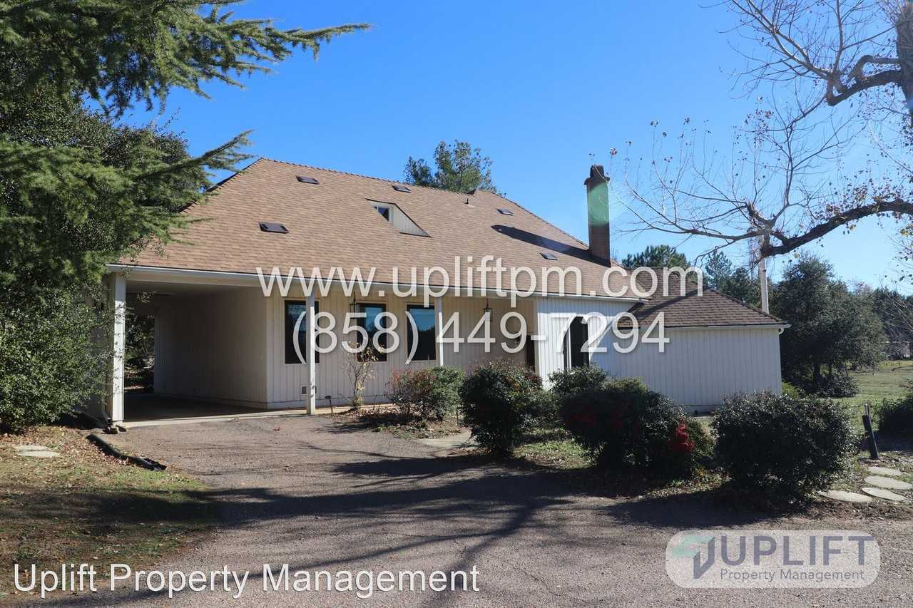 4721 Meadowridge Rd - Photo 2 of 19