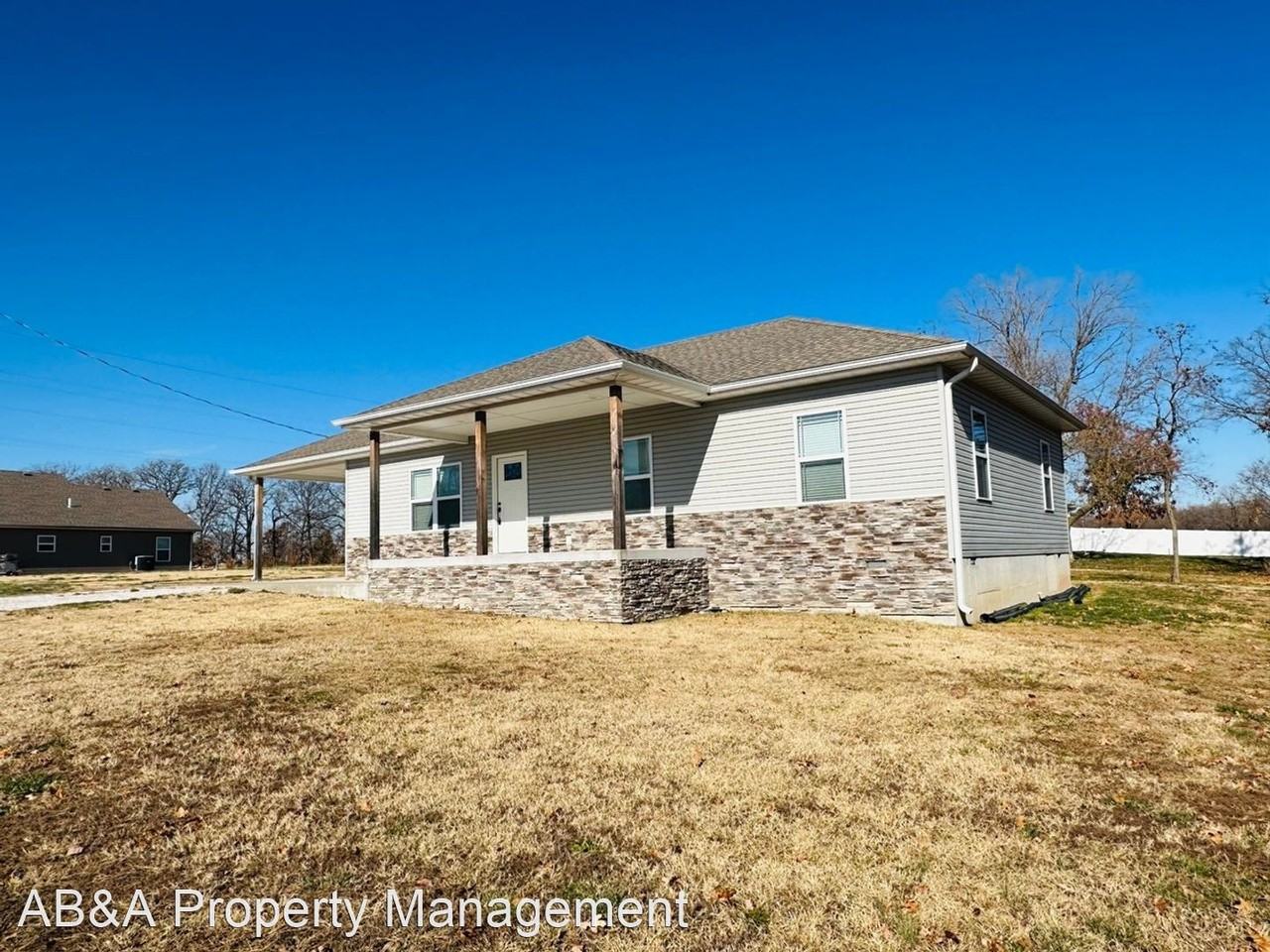 5040 Jessica Ln - Photo 2 of 18