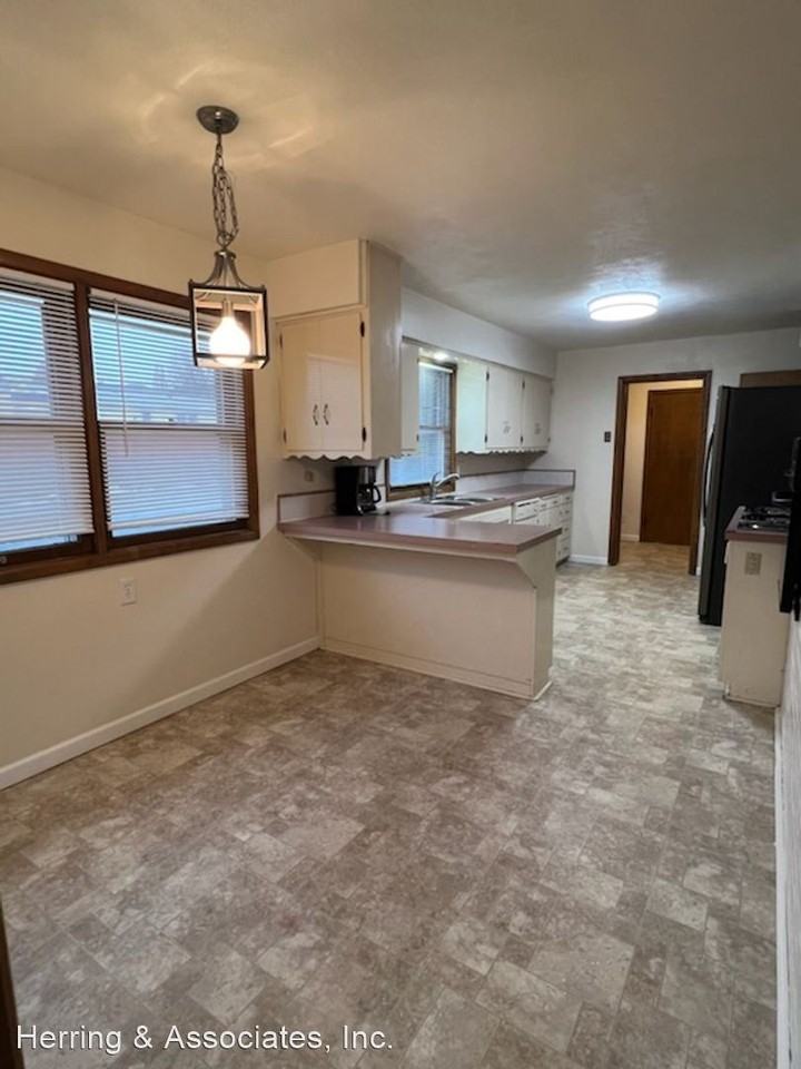 2201 Avenida Way - Photo 2 of 35