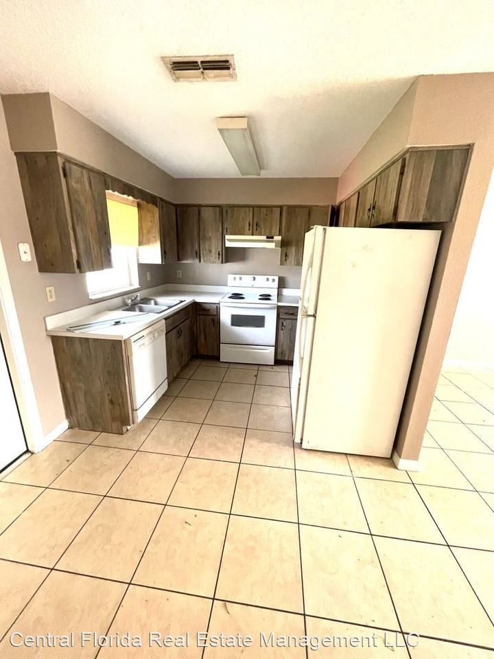 2550 6th St - Photo 3 of 7