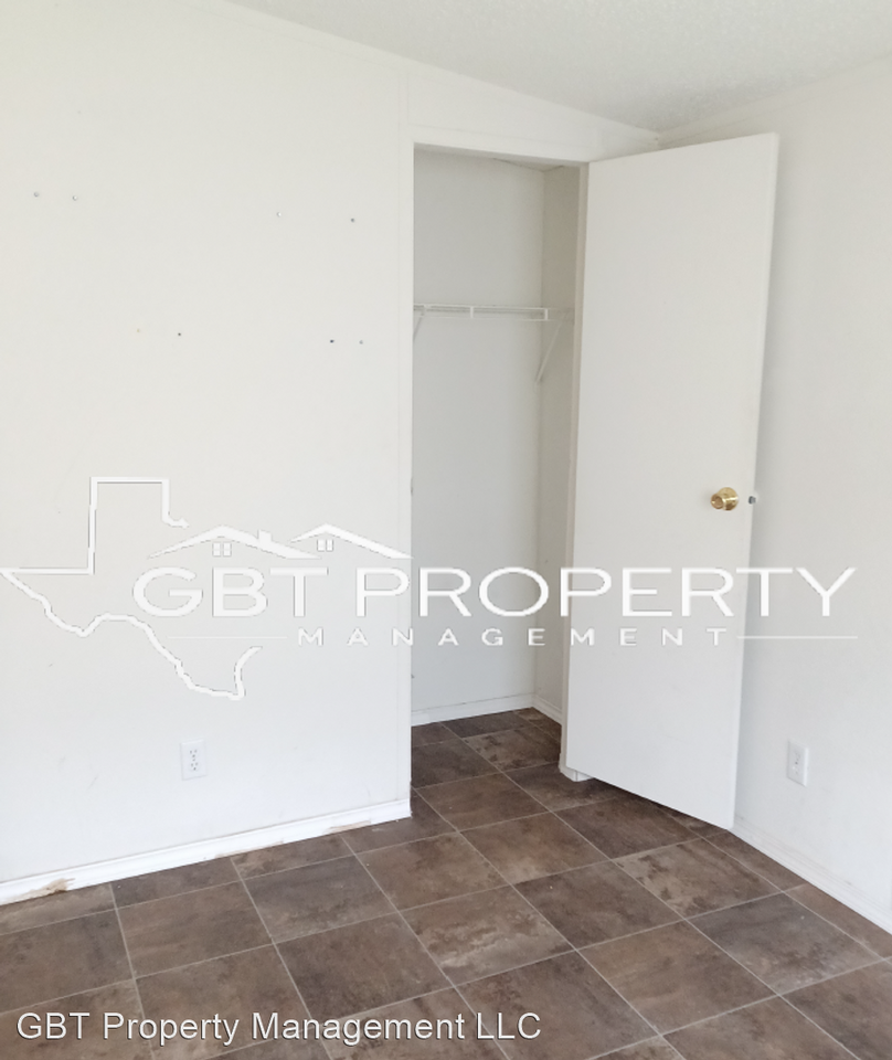 515 Maple St - Photo 2 of 10