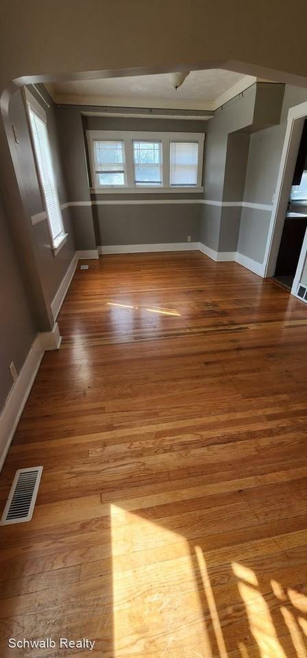 4902 California St - Photo 2 of 4