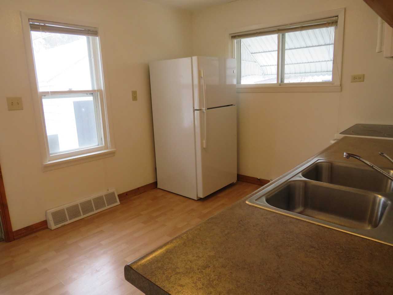 727 Marshall St - Photo 3 of 11