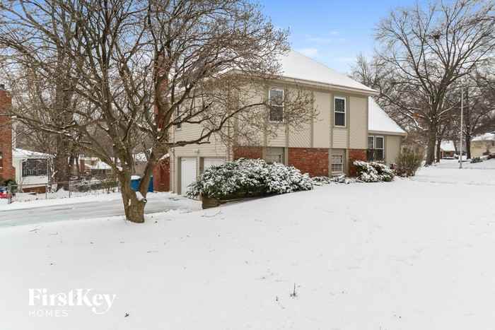 11029 W 99th St - Photo 3 of 15