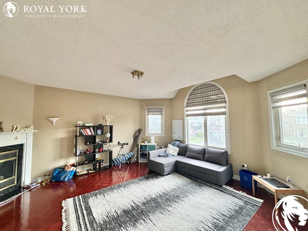 5917 Leeside Cres - Photo 3 of 50