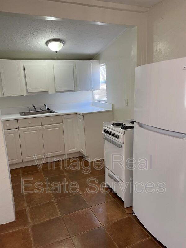 309 W Comanche Ave #B - Photo 6 of 8