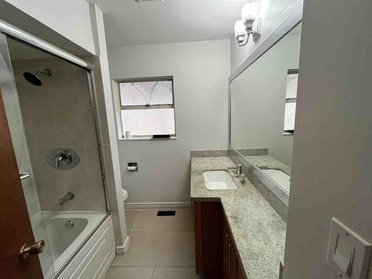 566 Prior St Main Fl - Photo 2 of 8