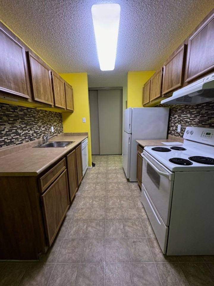 Cozy Top Floor 2 Bedroom Condo in Dundonald - Photo 3 of 17