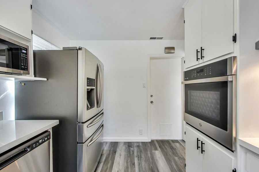 3989 Martin Dr - Photo 2 of 42