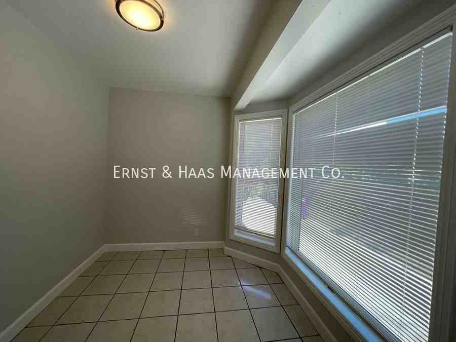 1049 1/2 E 21st St - Photo 3 of 11