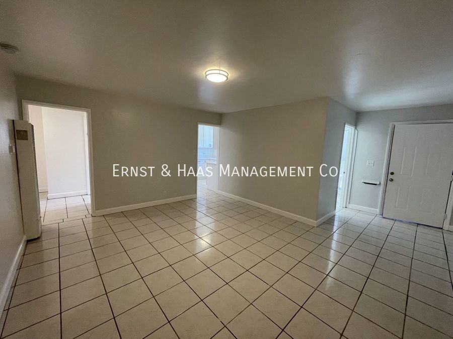 1049 1/2 E 21st St - Photo 2 of 11