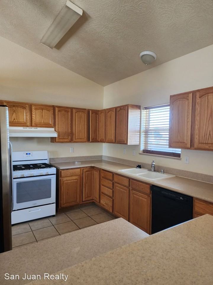 6925 Alyssa Ct - Photo 3 of 8