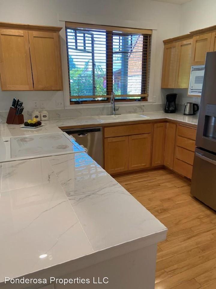 570 W Jefferson Ave - Photo 3 of 12