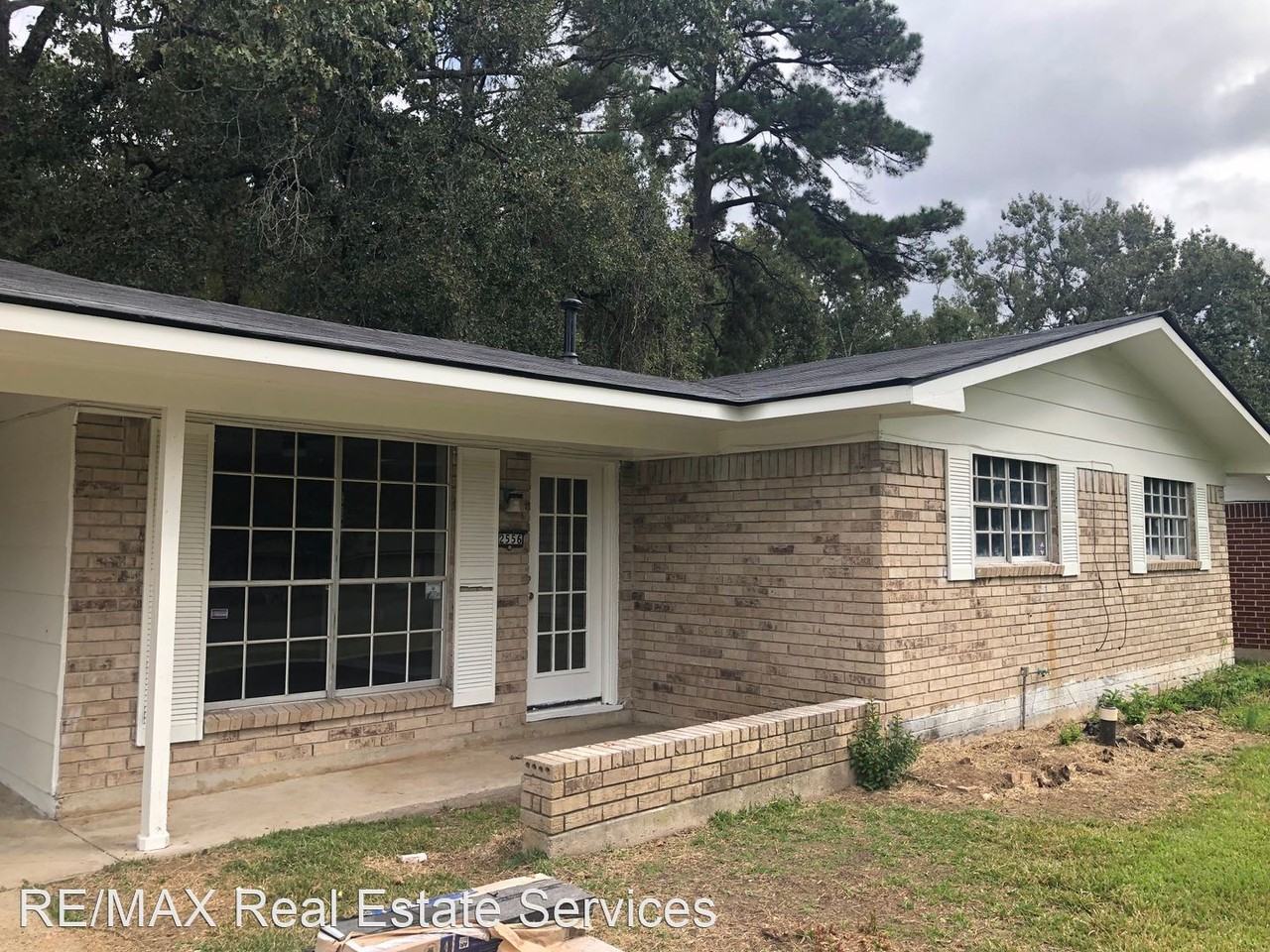 2556 N Pines Dr - Photo 2 of 11