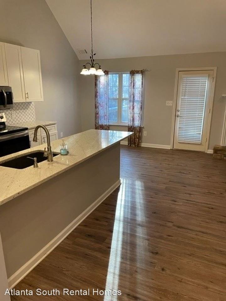 475 Loneoak Dr - Photo 3 of 17