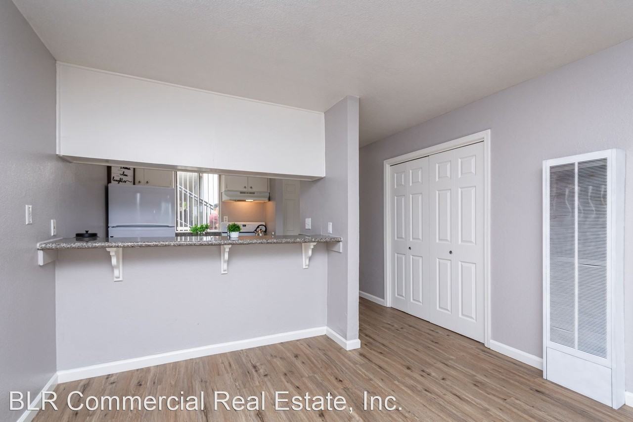 Regency Townhouses - Photo 3 of 25