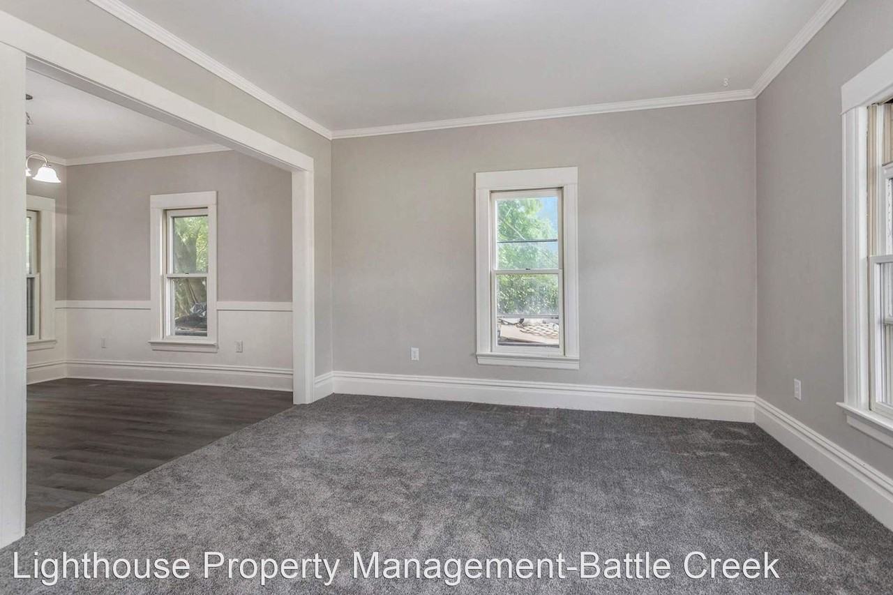 33 Hazel St - Photo 3 of 12