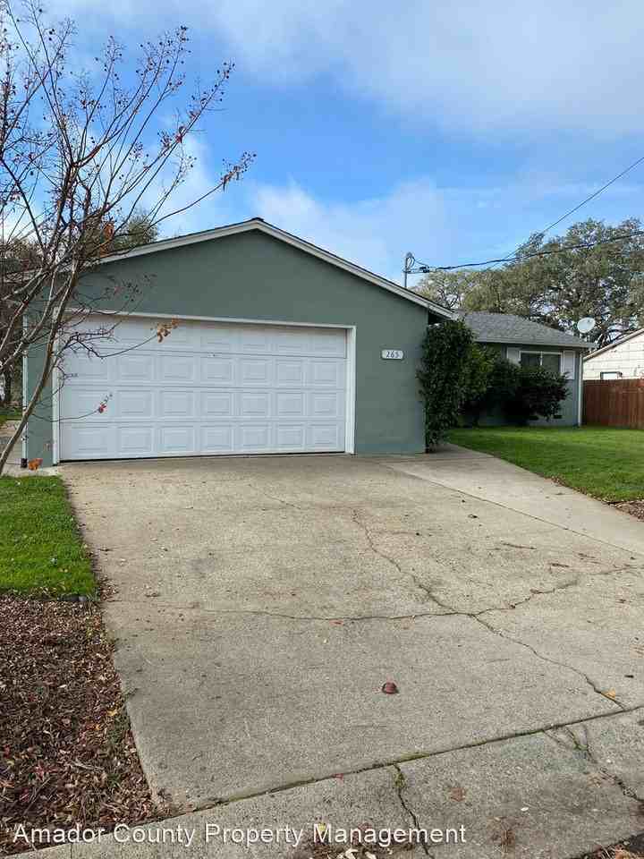 265 Patricia Ln - Photo 3 of 20