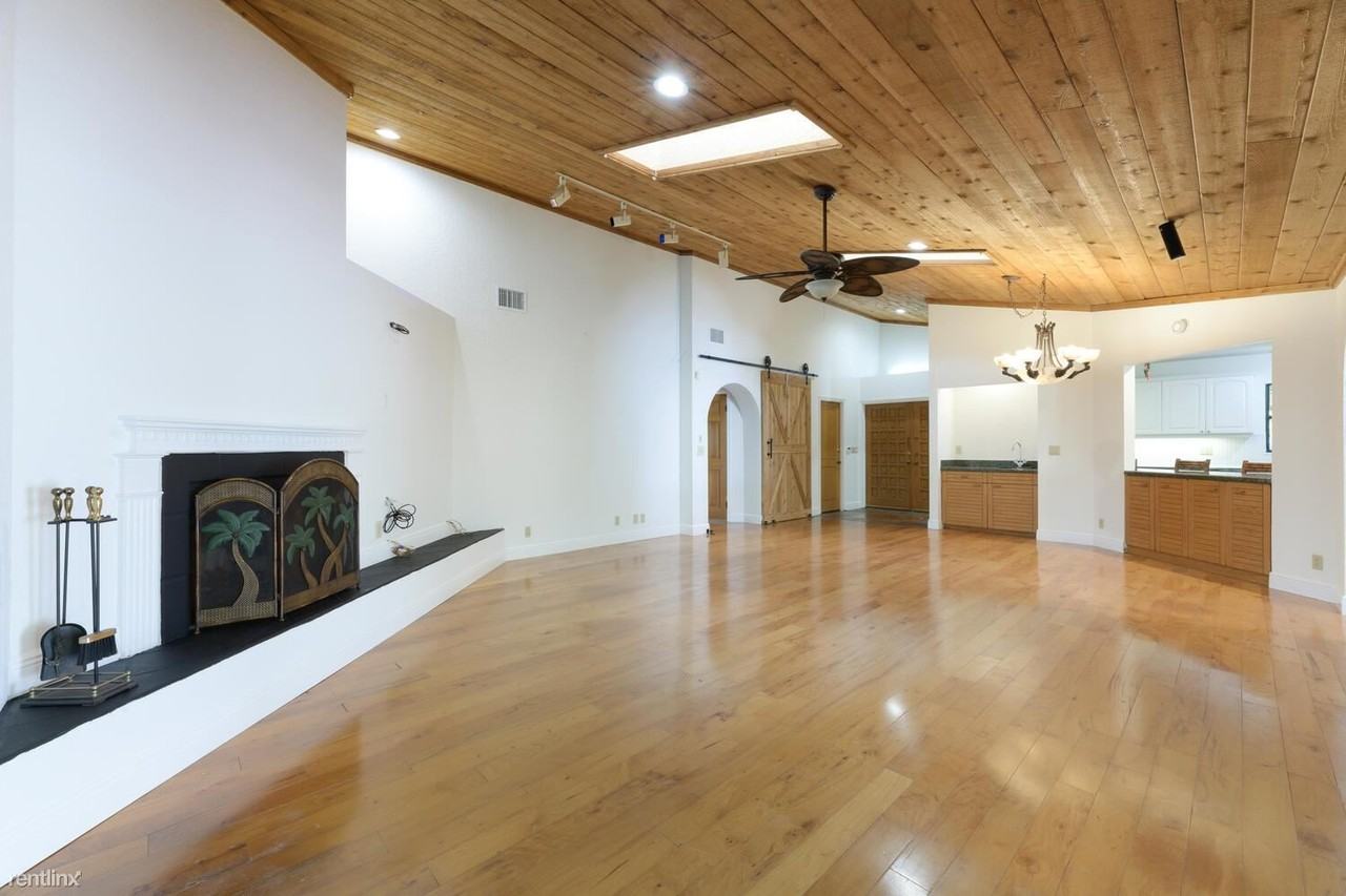 341 Oregon Ln - Photo 2 of 18