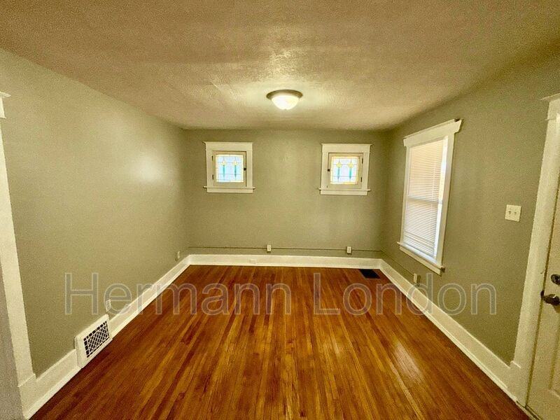 9038 Tudor Ave - Photo 3 of 12